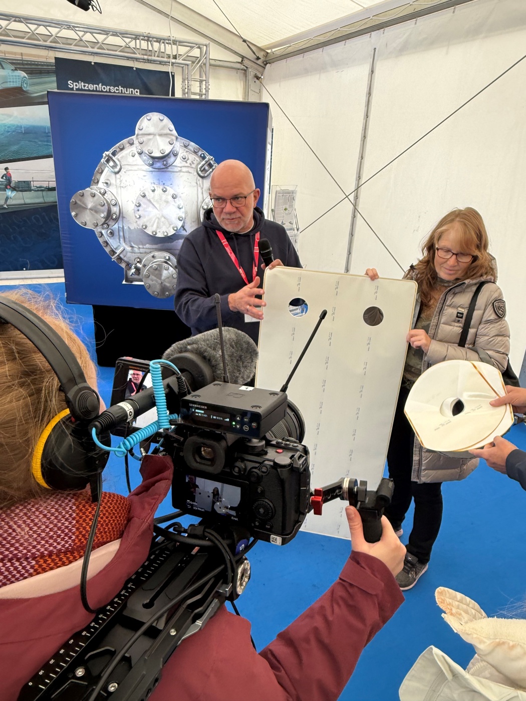 Unsere Wissenschaftler standen auch vor der Kamera und berichteten im Interview mit der Staatskanzlei des Saarlandes über die Hereon-Membrantechnologie. Foto: Hereon/Patrick Kalb-Rottmann