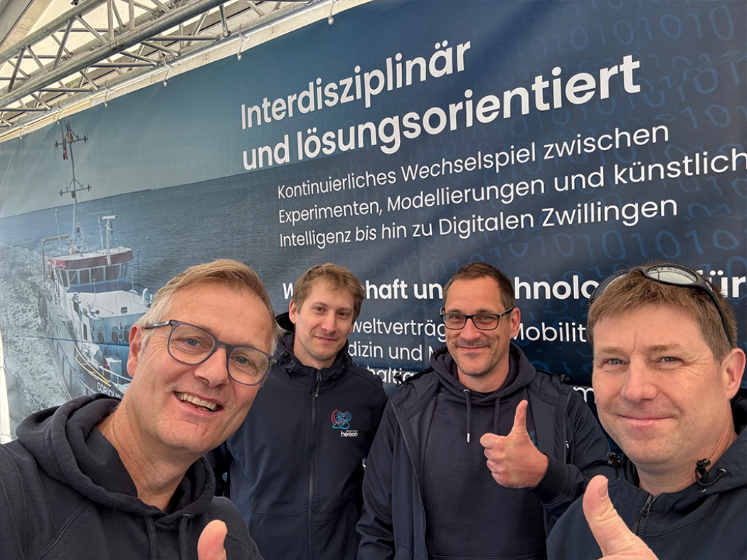Das Hereon-Team freute sich über zahlreiche interessierte Besucherinnen und Besucher am Stand. V.l.: Hereon-Pressesprecher Torsten Fischer, die Wissenschaftler Jonas Isakovic und Björn Wiese sowie Patrick Kalb-Rottmann aus dem Kommunikationsteam. Foto: Hereon/Torsten Fischer